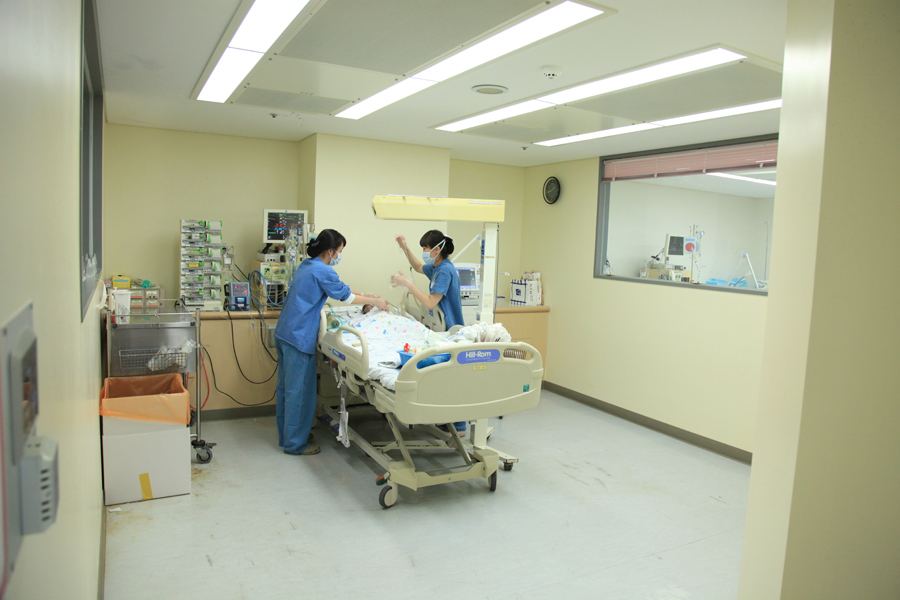 소아중환자실 : 총 6개의 격리실이 있으며 각 격리실마다 개별 환기 시설을 갖추고 있습니다. 			